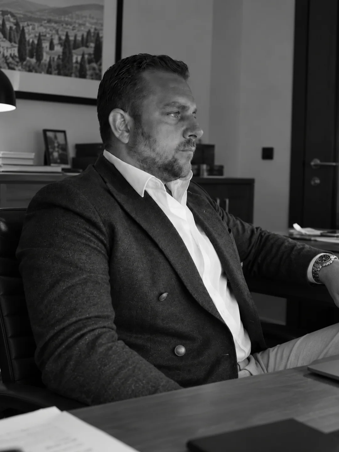 Thomas Pouzoulet Chabanel, fondateur de Patrimoine Signature, assis à son bureau