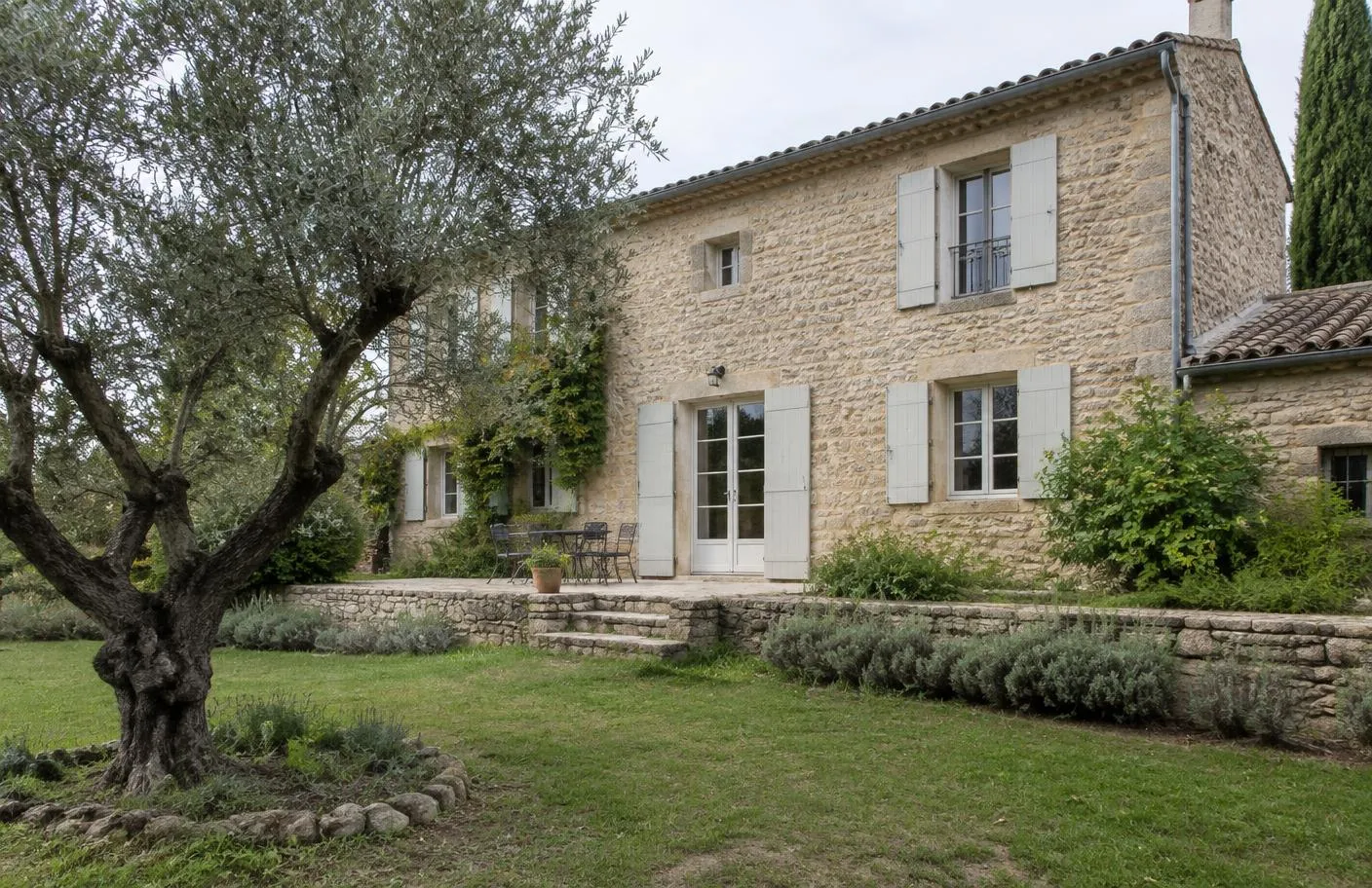Mas en pierre aux volets clairs avec terrasse, jardin et vieil olivier dans le Gard